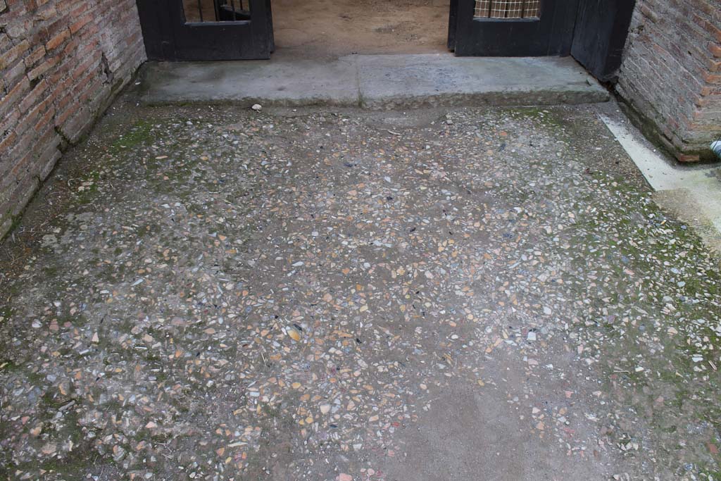 VI.21, Herculaneum. March 2014. Looking south across flooring at entrance on south side of Decumanus Maximus.
Foto Annette Haug, ERC Grant 681269 DÉCOR.